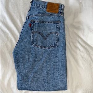 Levis light washed boyfriend jeans